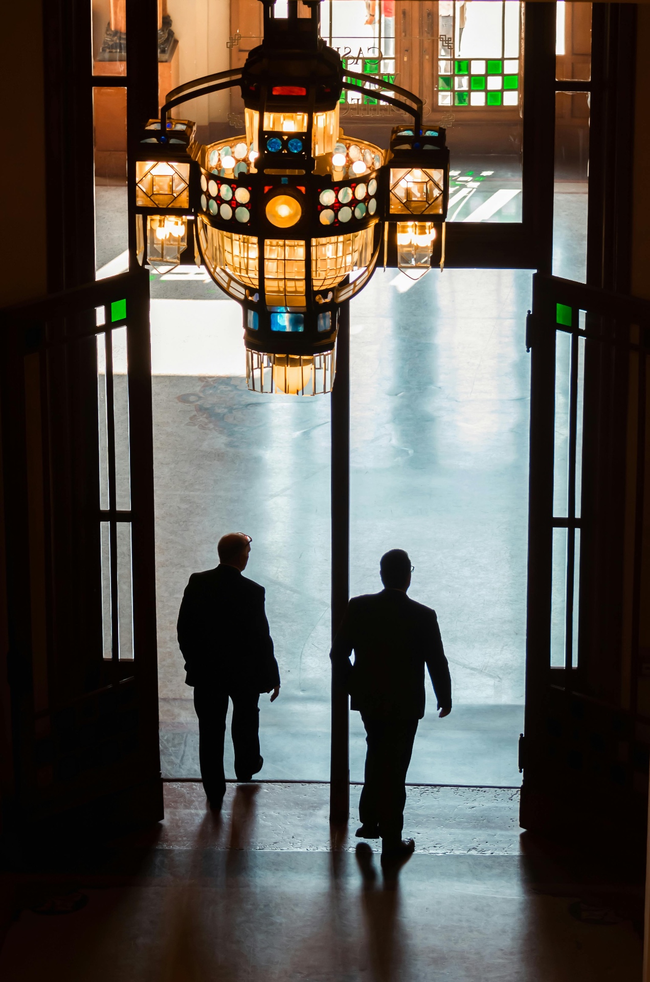 Twee mensen lopen door een open deur naar het licht — symbool voor Plan B